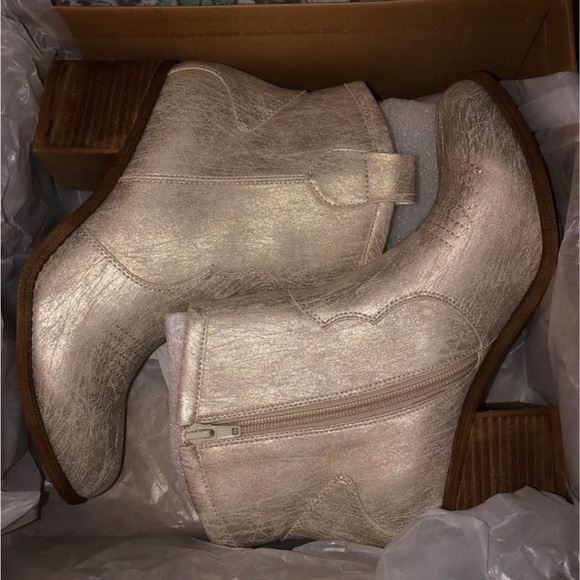 Dirty Laundry Metallic Cream Ankle Booties - Picture 4 of 6